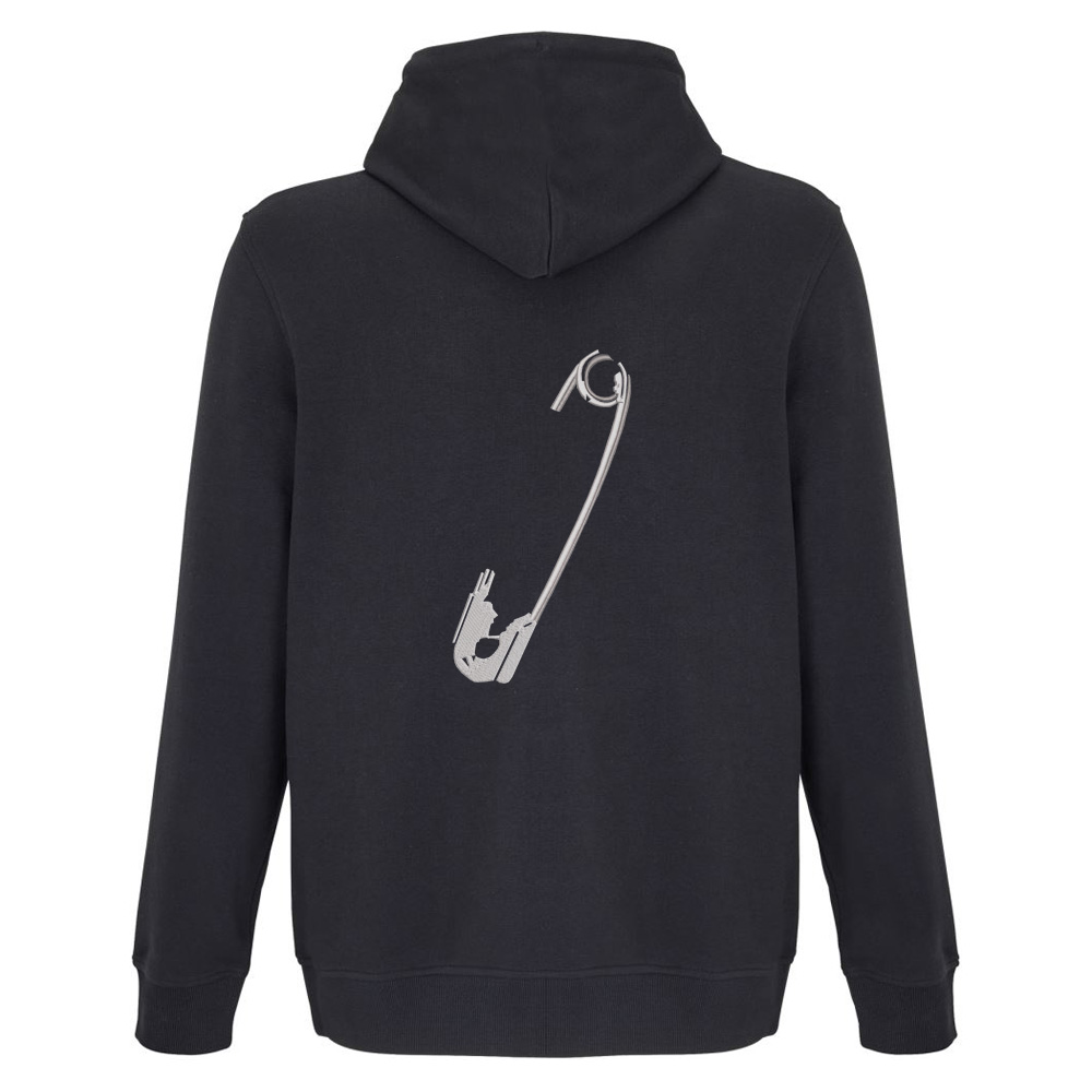 Streetwear mikina s výšivkou Spínací špendlík Černá mikina s výšivkou Spínací špendlík na zádech – streetwear styl